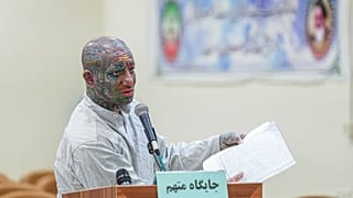 مغني الراب الإيراني أمير حسين مغسودلو، المعروف أيضًا باسم تاتالو، يتحدث أثناء محاكمته في المحكمة الثورية في طهران، إيران، 23 أبريل/نيسان 2024.