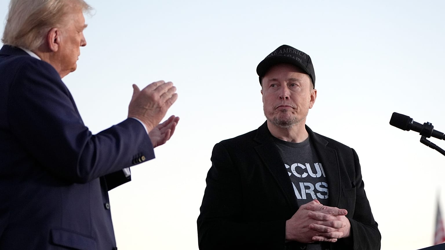 Der damalige republikanische Präsidentschaftskandidat und heutige Präsident Donald Trump (links) klatscht, als der CEO von Tesla und SpaceX, Elon Musk, sich nach einer Wahlkampfveranstaltung im Jahr 2024 auf den Abgang vorbereitet.