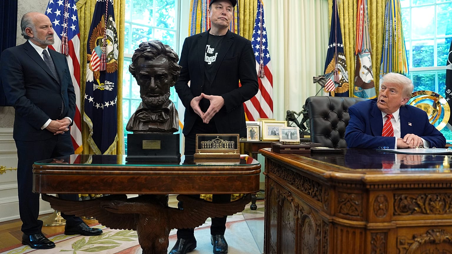 El presidente Donald Trump, conversa junto con Elon Musk y el secretario de Comercio, Howard Lutnick