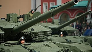 دبابات روسية من طراز T-90M تجوب الساحة الحمراء خلال العرض العسكري بمناسبة يوم النصر في موسكو، روسيا، الجمعة 9 مايو/أيار 2025.  