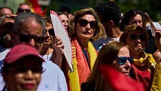مؤيدو الحزب الشعبي المحافظ السائد في إسبانيا يشاركون في احتجاج ضد حكومة رئيس الوزراء بيدرو سانشيز، في مدريد، إسبانيا، يوم الأحد 8 يونيو 2025.  
