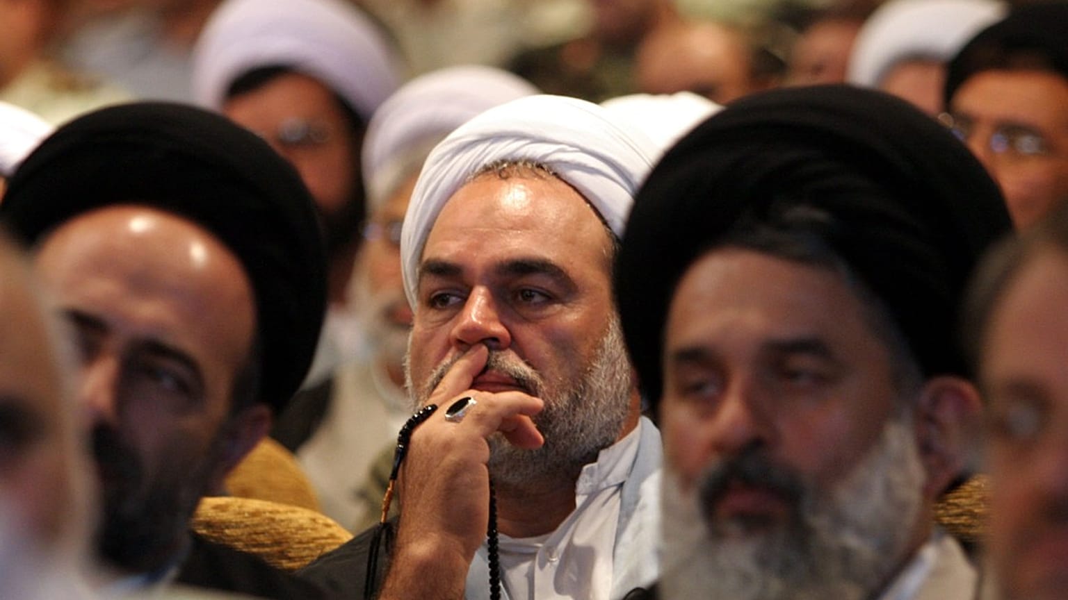 حضر رجال الدين الإيرانيون حفل تنصيب قائد الشرطة إسماعيل أحمدي مقدم، الذي لم يظهر في الصورة، في طهران يوم الأربعاء 13 يوليو/تموز 2005. 