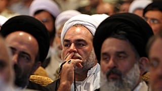 حضر رجال الدين الإيرانيون حفل تنصيب قائد الشرطة إسماعيل أحمدي مقدم، الذي لم يظهر في الصورة، في طهران يوم الأربعاء 13 يوليو/تموز 2005. 