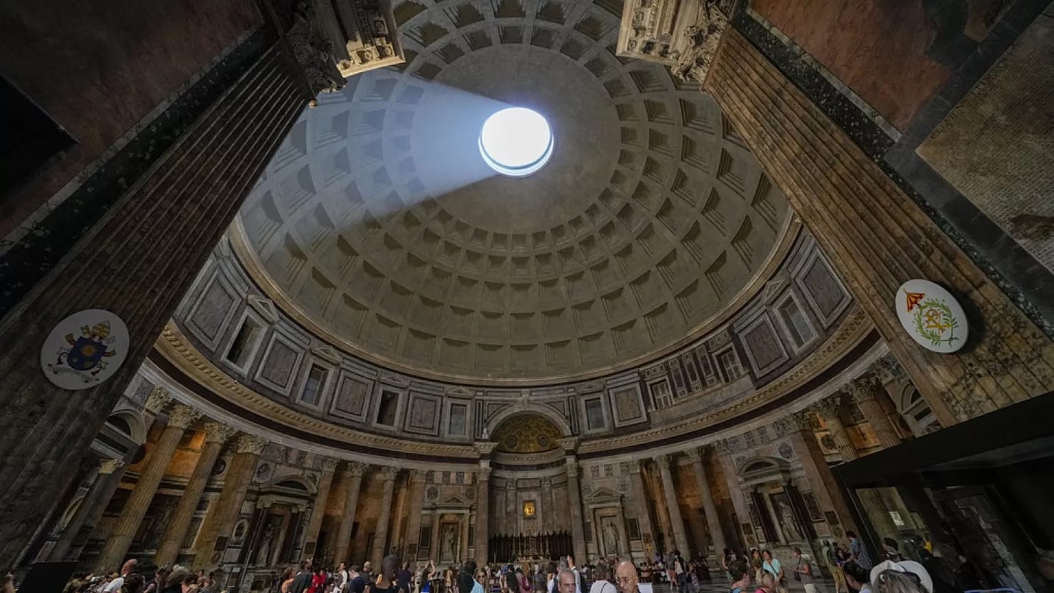 Pour la Pentecôte, une pluie de roses a été déversée par les pompiers au Panthéon à Rome, évoquant la descente de l'Esprit Saint sur la Vierge et les Apôtres.