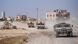 تنقل مركبات تابعة للجيش الإسرائيلي مجموعة من الجنود والصحفيين داخل جنوب قطاع غزة، الأحد 8 يونيو/حزيران 2025.
