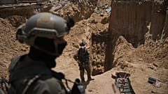 Israelische Soldaten stehen neben dem Eingang eines Tunnels unter dem Europäischen Krankenhaus in Khan Younis im südlichen Gazastreifen.