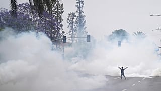  مواجهات خلال مظاهرة احتجاجًا على اعتقال العشرات في عملية نفذتها سلطات الهجرة الفيدرالية، كاليفورنيا، يوم السبت 7 يونيو 2025. 