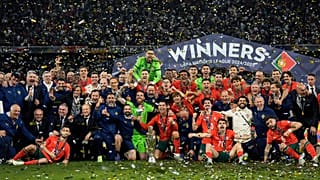 منتخب البرتغال يحتفل بعد فوزه في المباراة النهائية لدوري الأمم في كرة القدم بين البرتغال وإسبانيا في ملعب أليانز أرينا في ميونيخ، ألمانيا، الاثنين 9 يونيو 2025. (ا ف ب