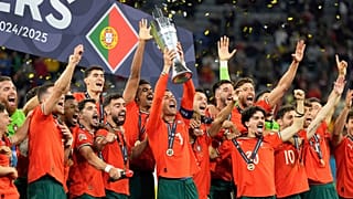 Cristiano Ronaldo (a trófeával) és játékostársai Portugália Nemzetek Ligája-győzelmét ünneplik a Spanyolország elleni döntő után 2025.06.09-én. 