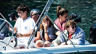 Greta Thunberg klímaaktivista (középen) várja, hogy felszállhasson a Madleen hajóra, mielőtt a Szabadság Flottilla Koalíció aktivistáival együtt elindul a Gázai övezetbe.