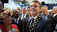 Fransa Cumhurbaşkanı Emmanuel Macron, 8 Haziran 2025 Pazar günü Nice'de düzenlenen BM Okyanus Konferansı öncesinde "La Baleine" (Balina) sergi merkezindeki Fransız Polinezyası stantlarını ziyaret etti