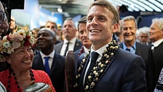Le président français Emmanuel Macron visite les stands de la Polynésie française au centre d'exposition "La Baleine" avant la conférence de l'ONU sur les océans, dimanche 8 juin 2025 à Nice.