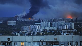 Tűz és füst száll fel egy harkivi lakóövezetet sújtott orosz rakétatámadás után