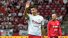Robert Lewandowski begrüßt die Fans nach dem Spiel der polnischen Nationalmannschaft im Nationalstadion in Warschau