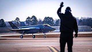 O primeiro voo de um piloto polaco no F35 Husarz.