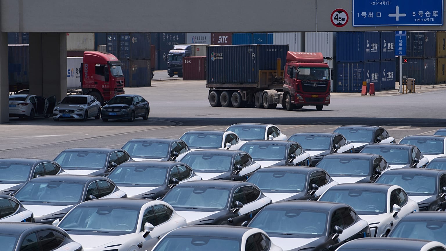 Çin'in güneybatısındaki Chongqing Belediyesi'nde bir lojistik merkezinde sevkiyat için bekleyen araba modellerinin yanından bir kamyon geçiyor. 20 Mayıs 2025.