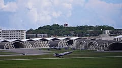 Ein US-Kampfjet vom Typ F-35 Lightning II startet vom Flugplatz der Kadena Air Base in der Stadt Kadena, westlich von Okinawa in Japan, am 24. August 2023.