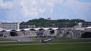Un caccia F-35 Lightning II statunitense decolla dall'aeroporto della base aerea di Kadena, nella città di Kadena, a ovest di Okinawa, in Giappone, il 24 agosto 2023.