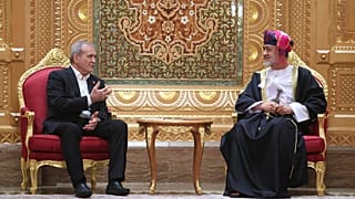  الرئيس مسعود بيزشكيان، إلى اليسار، مع سلطان عمان هيثم بن طارق آل سعيد خلال اجتماعهما في مسقط، عمان، الثلاثاء 27 مايو 2025