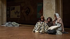 Menschen halten sich während eines russischen Drohnenangriffs in Kiew, Ukraine, am frühen Freitag, 6. Juni 2025, in einer U-Bahn-Station auf, die als Bunker genutzt wird.