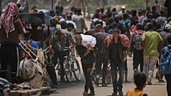 فلسطينيون يحملون أكياسًا تحتوي على مساعدات غذائية وإنسانية، الأحد 8 يونيو/حزيران 2025.  