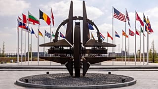 Flaggen der Bündnismitglieder im NATO-Hauptquartier in Brüssel, 10. April 2025