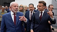 Brezilya Devlet Başkanı Luiz Inacio Lula da Silva ve Fransa Cumhurbaşkanı Emmanuel Macron Paris'te.
