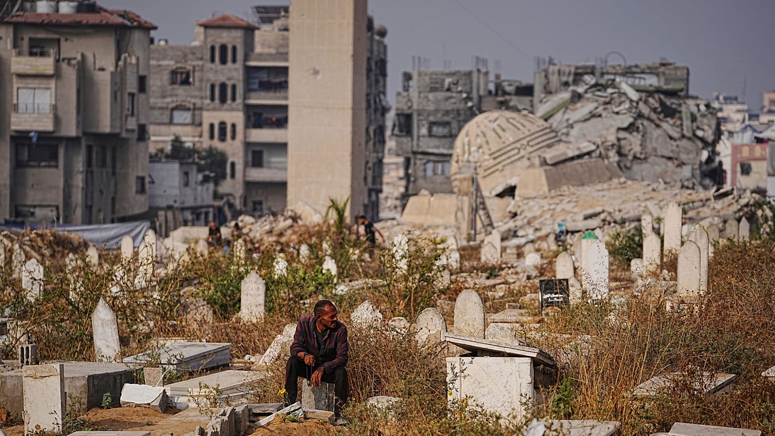 Palestinianos visitam os túmulos dos seus familiares no cemitério de Sheikh Radwan na Cidade de Gaza no primeiro dia do Eid al-Adha, sexta-feira, 6 de junho de 2025