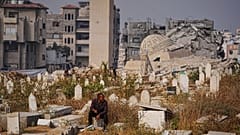 Palästinenser besuchen die Gräber ihrer Angehörigen auf dem Sheikh-Radwan-Friedhof in Gaza-Stadt am ersten Tag des Eid al-Adha, Freitag, den sechsten Juni 2025.