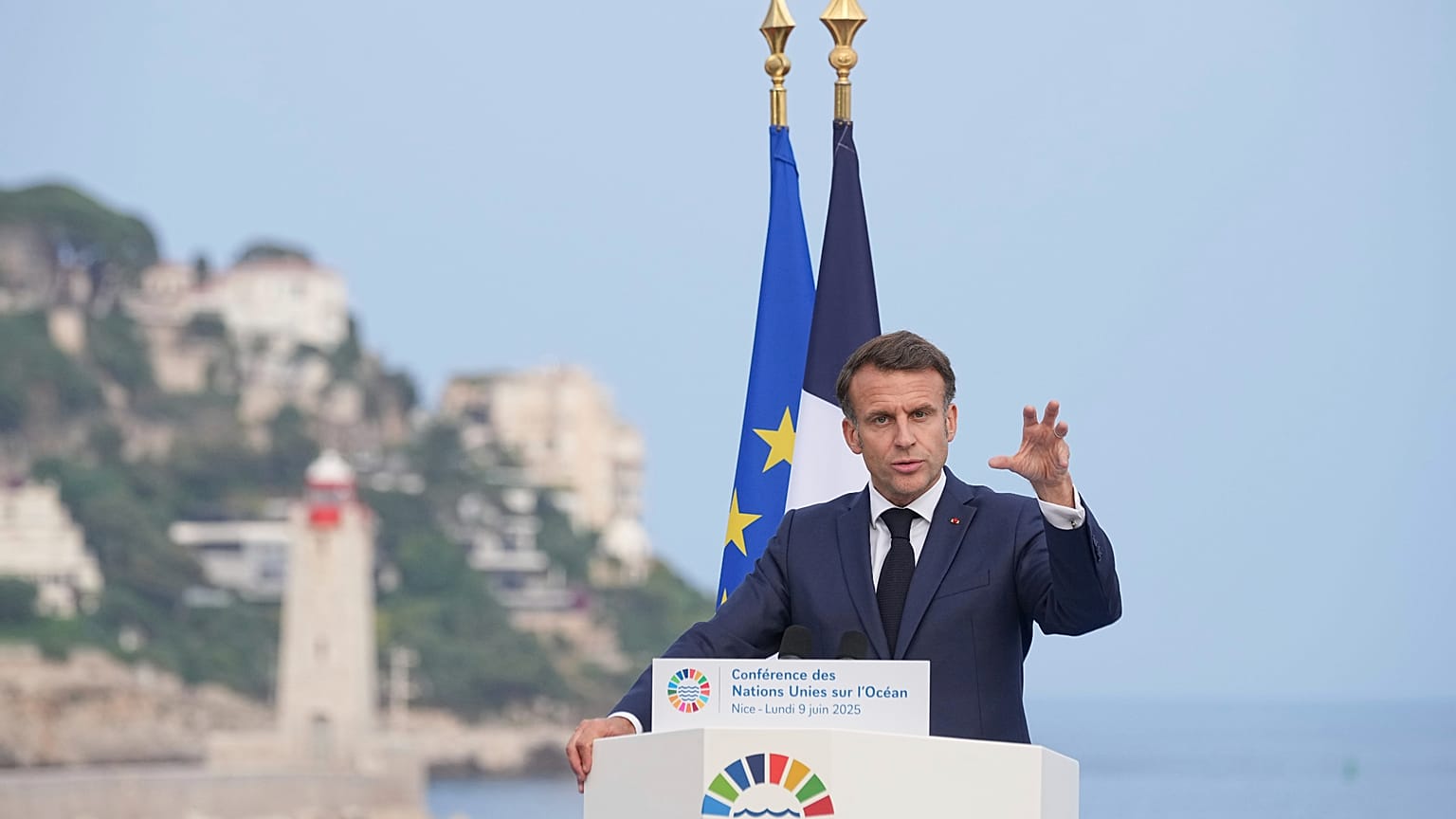 Emmanuel Macron a commenté l'arraisonnement du voilier humanitaire Madleen par la marine israélienne et a condamné le blocus de Gaza, tout en appelant à une trêve.