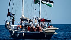 Aktivisten der Freiheitsflottille gehen an Bord des Schiffes Madleen, bevor es am Sonntag, den 1. Juni, vom sizilianischen Hafen Catania, Italien, aus nach Gaza aufbricht.