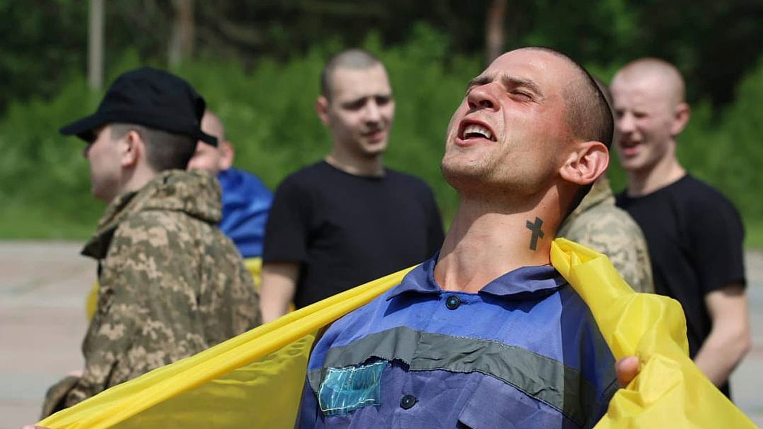 Az ukrán elnöki sajtóiroda által biztosított képen ukrán katonák reagálnak, miután visszatértek a fogságból az Oroszország és Ukrajna közötti csere során. 