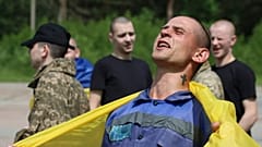 Auf diesem vom Pressebüro des ukrainischen Präsidenten zur Verfügung gestellten Foto reagieren ukrainische Soldaten nach ihrer Rückkehr aus der Gefangenschaft während eines Austauschs zwischen Russland und der Ukraine 