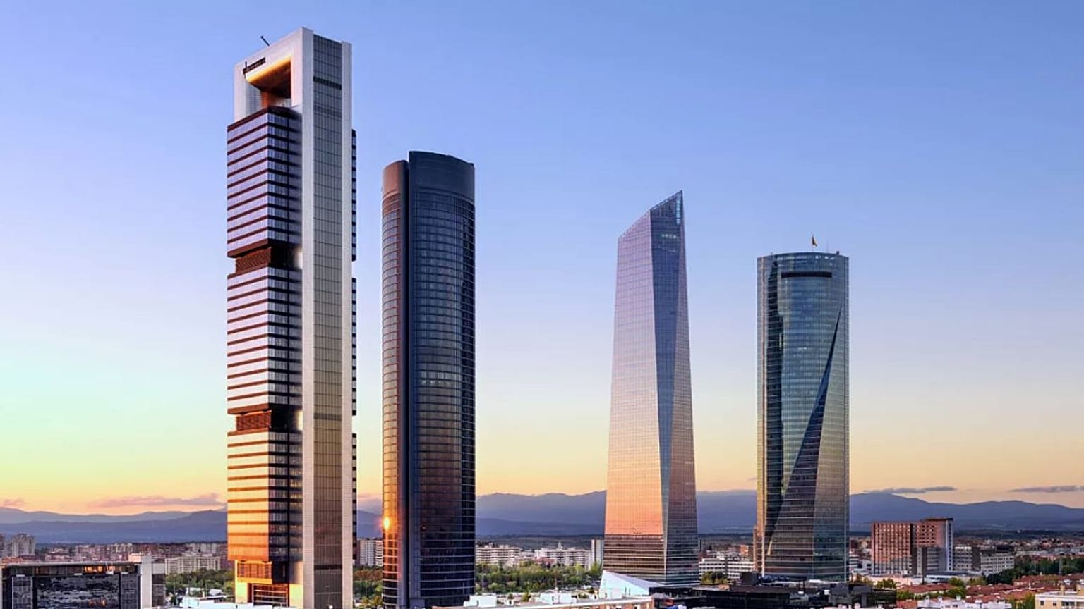Imagen de la cuatro torres en Madrid, Torre Foster (Torre Cepsa) a la izquierda.
