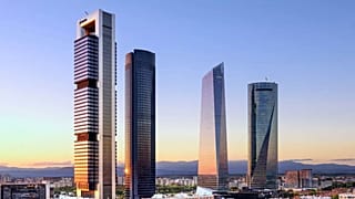 Imagen de la cuatro torres en Madrid, Torre Foster (Torre Cepsa) a la izquierda.