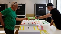 In einem Wahllokal in Rom werden Stimmzettel für die Volksabstimmung über die Staatsbürgerschaft und den Schutz der Arbeitnehmer ausgegeben (Cecilia Fabiano/LaPresse via AP)