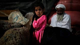 فتاة أفغانية تعمل في سوق للماشية استعدادًا لعيد الأضحى المبارك في كابول، أفغانستان، الخميس 5 يونيو/حزيران 2025.  