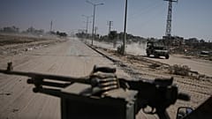 تنقل مركبات تابعة للجيش الإسرائيلي مجموعة من الجنود والصحفيين داخل جنوب قطاع غزة، الأحد 8 يونيو/حزيران 2025.  