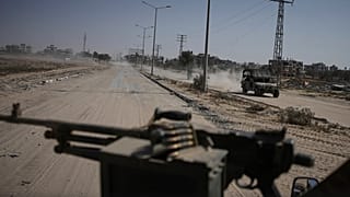 تنقل مركبات تابعة للجيش الإسرائيلي مجموعة من الجنود والصحفيين داخل جنوب قطاع غزة، الأحد 8 يونيو/حزيران 2025.  