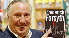 Der britische Schriftsteller Frederick Forsyth zeigt sein Buch "The Avenger" auf der Buchmesse in Frankfurt, 8. Oktober 2003