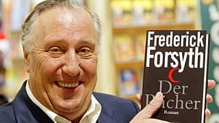 Der britische Schriftsteller Frederick Forsyth zeigt sein Buch "The Avenger" auf der Buchmesse in Frankfurt, 8. Oktober 2003