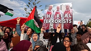 Manifestación ante la embajada estadounidense en Túnez para condenar la acción militar en Palestina, 5 de abril de 2025. 