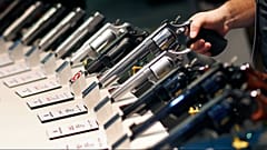 FILE - Sur cette photo du 19 janvier 2016, des armes de poing sont exposées sur le stand de Smith&Wesson au salon Shooting, Hunting and Outdoor Trade Show à Las Vegas.