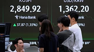 Döviz tüccarları, Güney Kore'nin başkenti Seul'deki KEB Hana Bank genel merkezinin döviz işlem odasında bir ekranın yanında çalışıyor. 9 Haziran 2025.