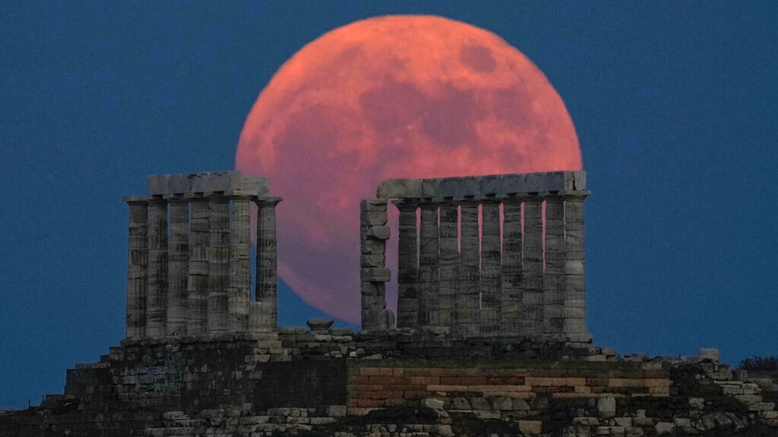 La pleine lune des fraises le 24 juin 2021, derrière l'ancien temple de Poséidon au cap Sounion. 