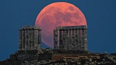 Der Erdbeer-Vollmond am 24. Juni 2021, hinter dem antiken Tempel des Poseidon am Kap Sounion, auf. 