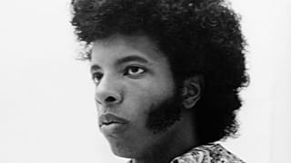 O lendário pioneiro do funk Sly Stone morreu aos 82 anos. 