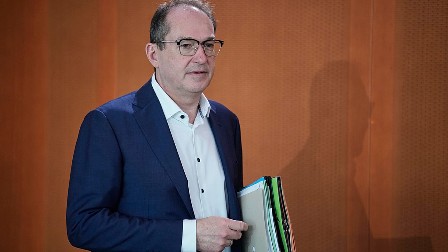 Bundesinnenminister Alexander Dobrindt nimmt an der Kabinettssitzung im Kanzleramt in Berlin, am 21. Mai 2025, teil.