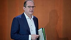 Bundesinnenminister Alexander Dobrindt nimmt an der Kabinettssitzung im Kanzleramt in Berlin, am 21. Mai 2025, teil.