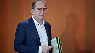 Bundesinnenminister Alexander Dobrindt nimmt an der Kabinettssitzung im Kanzleramt in Berlin, am 21. Mai 2025, teil.